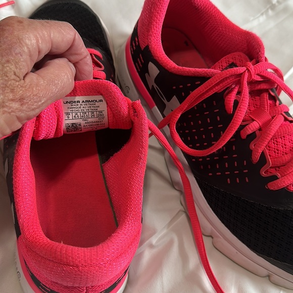 Under Armour speed swift black & hot pink tennis shoe. Size .9 - Picture 4 of 5